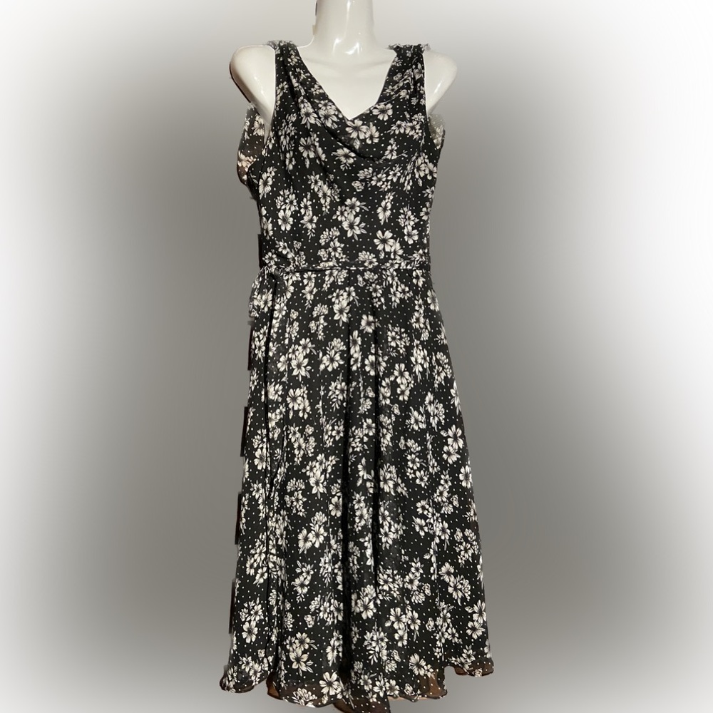 Beautiful Black and White dress by Roz&Ali size 6